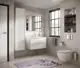 Modernes Badezimmer mit weißen Wänden und einem Waschbecken unter einem großen Spiegel. Ideal Standard Elemente, inklusive Handtuchhalter und Toilette, sind sichtbar.
